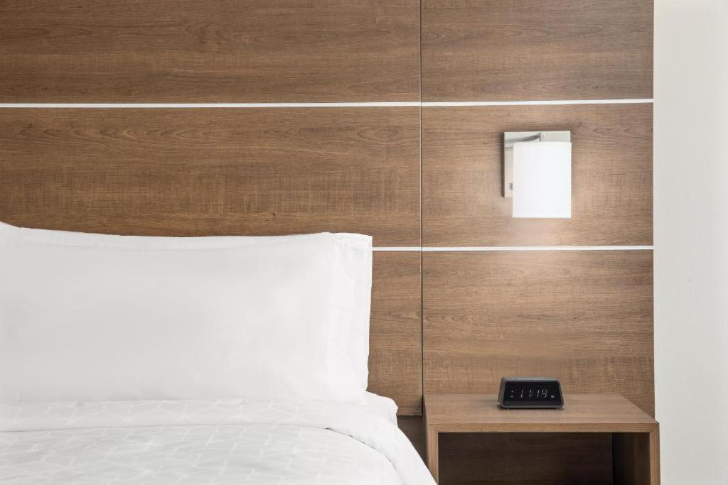 Holiday Inn Express Hotel & Suites Palm Bay By Ihg Екстериор снимка